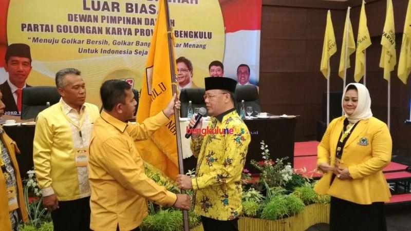 Rohidin Mersyah menerima bendera pataka Golkar (kanan)