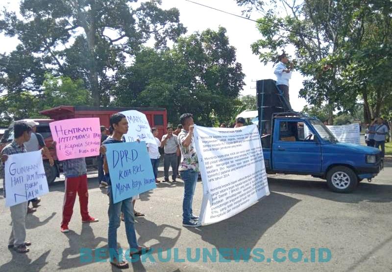 Para demostran saat aksi di depan Kantor Wali Kota dan DPRD Kota Bengkulu