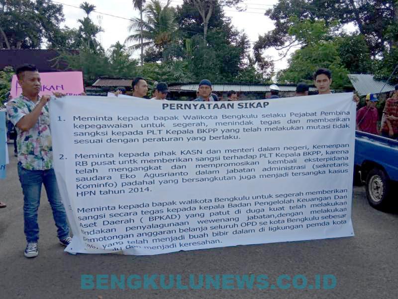 Para demostran memegang spanduk pernyataan sikap untuk Wali Kota Bengkulu