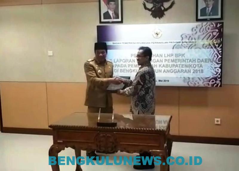 Bupati Lebong H Rosjonsyah menerima hasil laporan keuangan dari BPK RI TA 2018