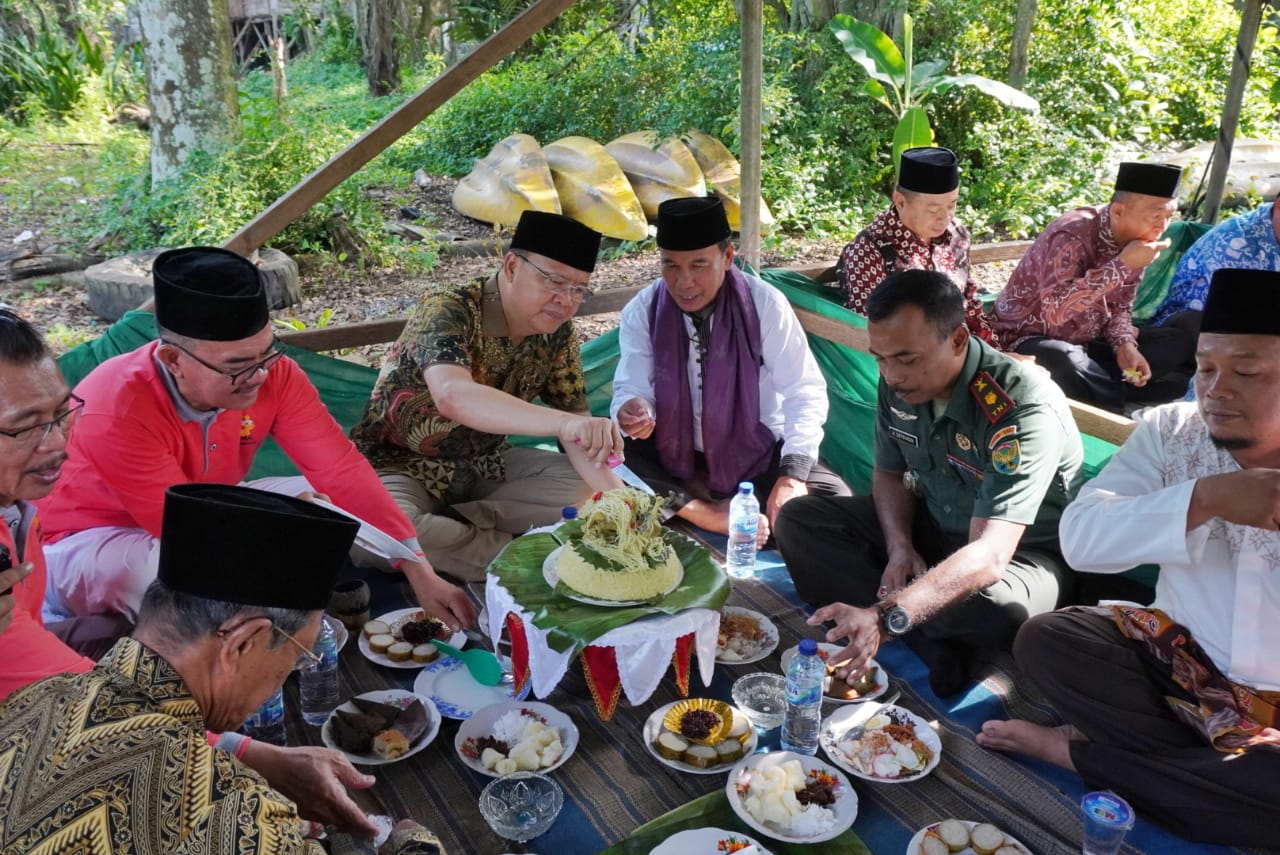 Tradisi Kenduri Warnai Objek Wisata Danau Dendam Tak Sudah Bengkulu