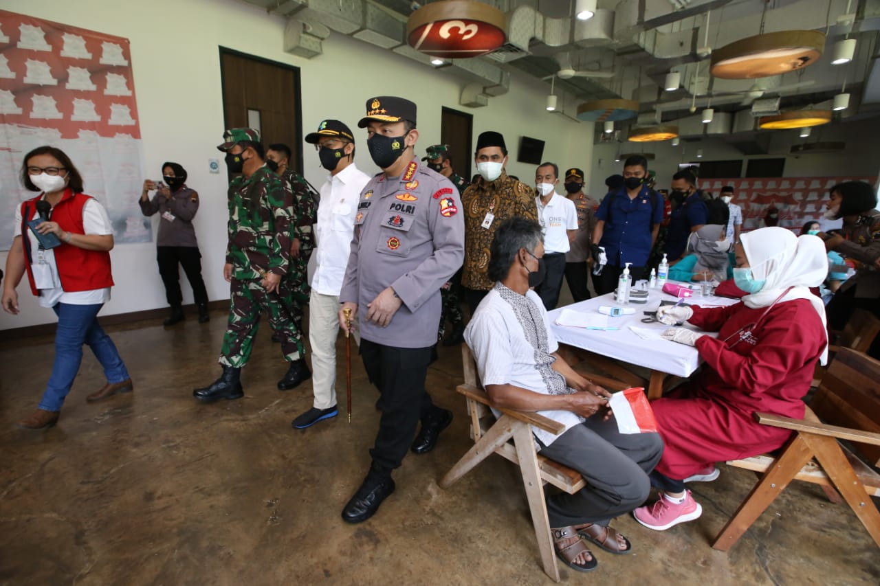 Panglima TNI Marsekal Hadi Tjahjanto, Kapolri Jenderal Listyo Sigit Prabowo dan Menteri Kesehatan Budi Gunadi Sadikin meninjau pelaksanaan vaksinasi masyarakat dan buruh di Kabupaten Boyolali, Jawa Tengah, Minggu (22/8/2021).