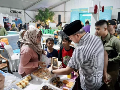 Gubernur Rohidin Ikut Berburu Jajanan di Festival Tabut