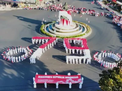 Ribuan Masyarakat Bengkulu Saksikan Kirab Bendera Merah Putih di Patung Fatmawati