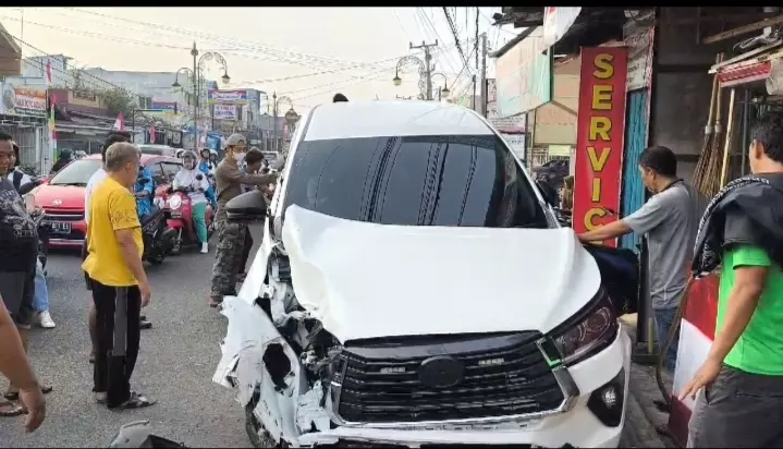 Mobil Innova Remuk Usai Seruduk Tiang Lampu dan Motor, Pengemudi Alami Patah Tangan