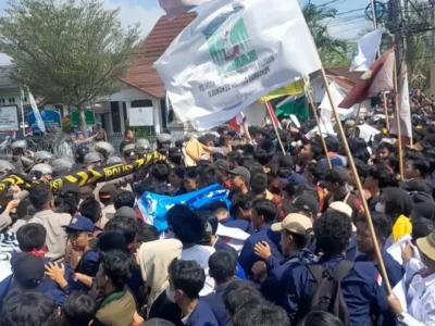 Ribuan Mahasiswa Gelar Demo Kawal Putusan MK Hari Ketiga di DPRD Provinsi Bengkulu