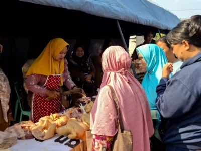 Warga Serbu Pasar Murah Keliling di Kota Bengkulu