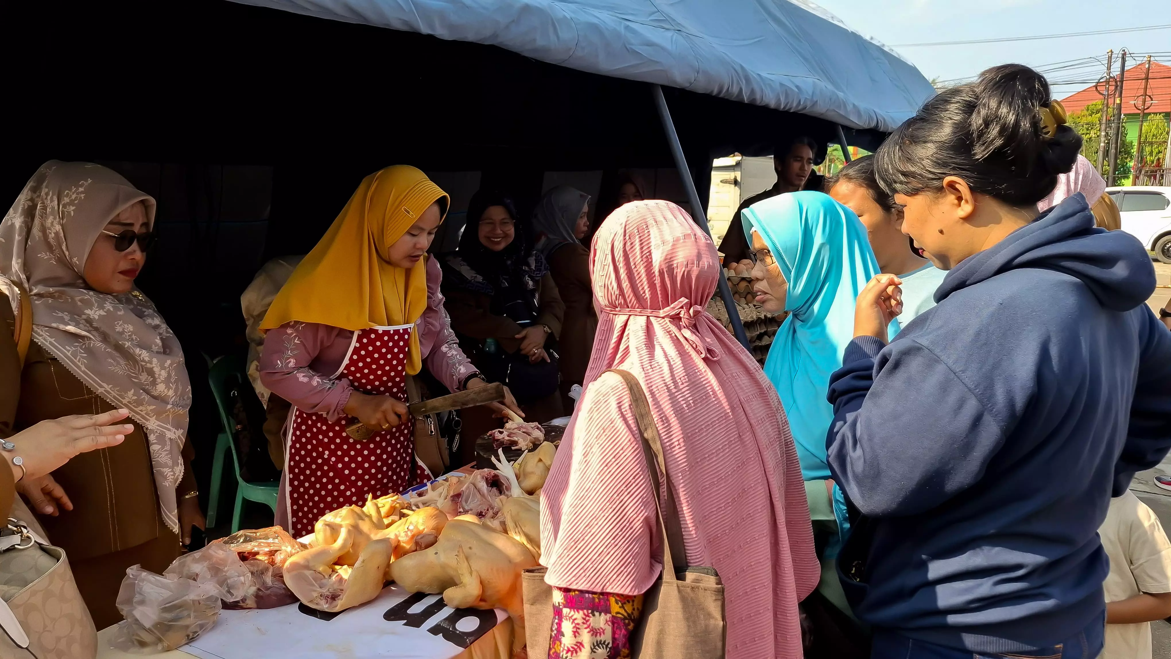 Warga Serbu Pasar Murah Keliling di Kota Bengkulu