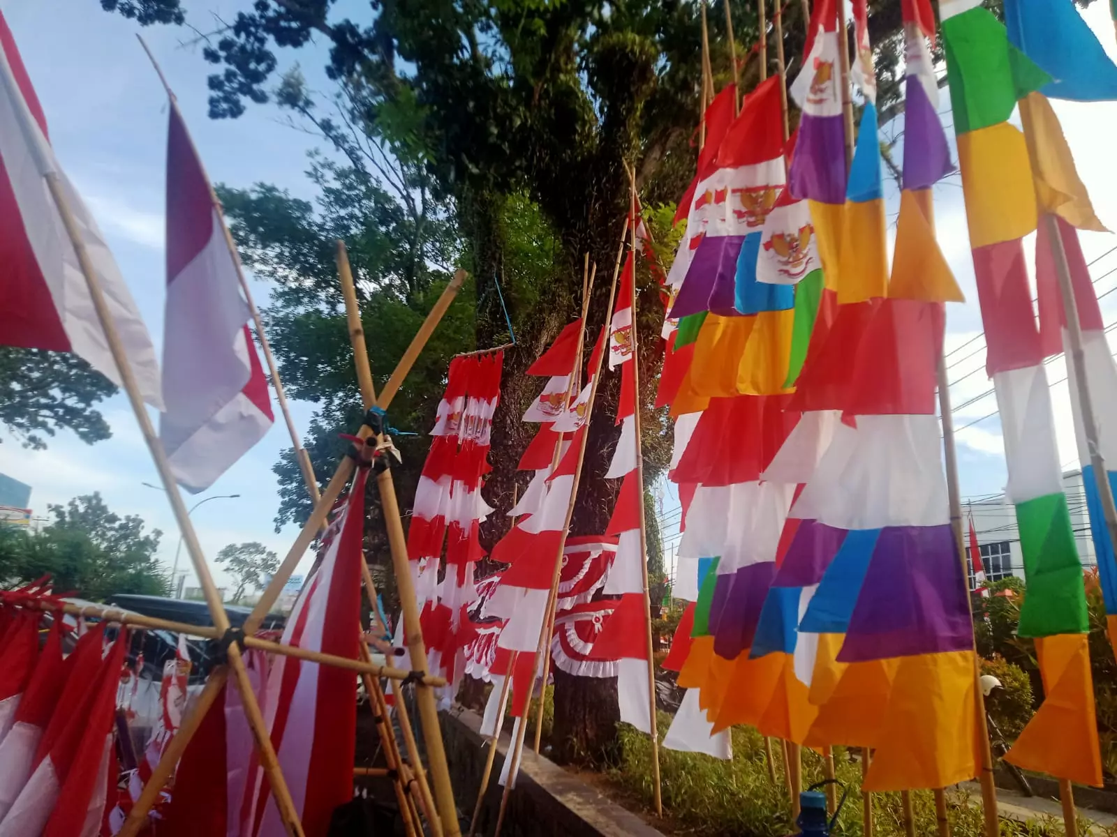 Dampak Belanja Online, Penjualan Bendera Merah Putih Sepi Pembeli