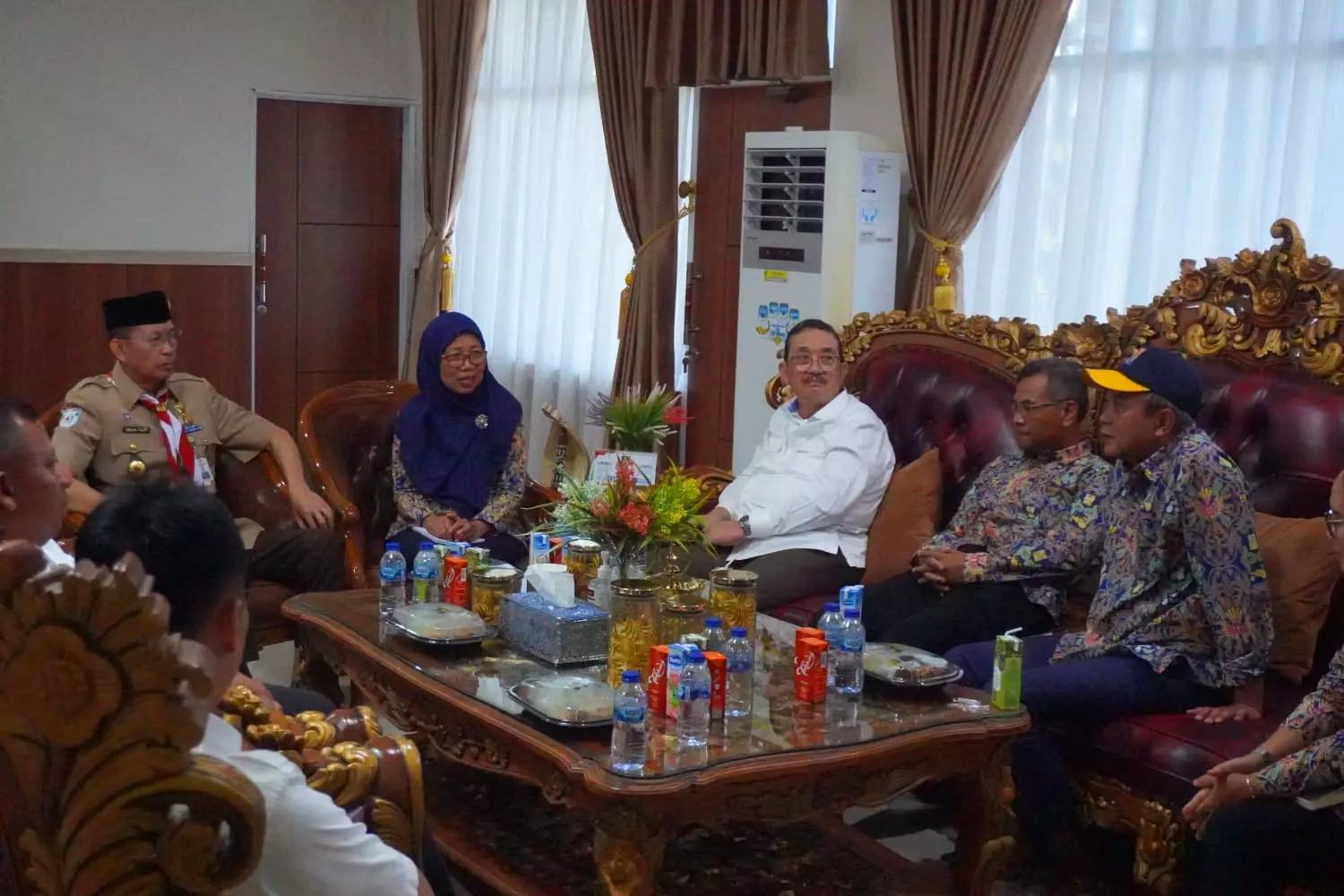 Ketua Tim Pemantauan dan Evaluasi (TPE) Proyek Strategis Nasional (PSN) Sekretariat Jenderal Kementerian PUPR, Rina Agustin Indriani, usai silaturahmi dengan Sekretaris Daerah Provinsi Bengkulu, Isnan Fajri, di Ruang Kerja Sekda Bengkulu, Rabu (14/08).