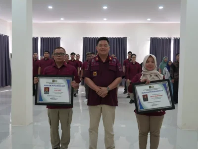 Plt Kepala Kantor Imigrasi Kelas I TPI Bengkulu Berikan Penghargaan pada Pegawai Terbaik