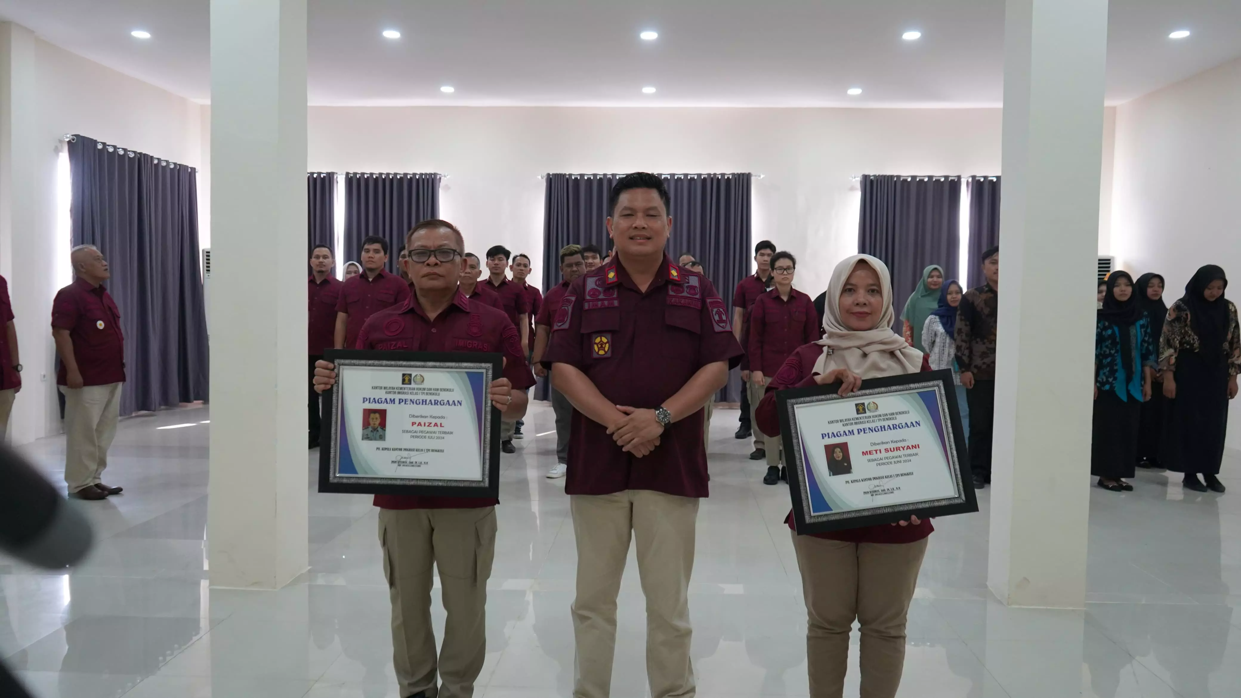 Plt. Kepala Kantor Imigrasi Kelas I TPI Bengkulu Berikan Penghargaan pada Pegawai Terbaik