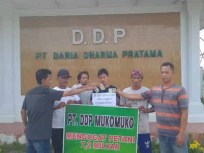 Digugat Rp 7,2 Miliar, Petani Mukomuko Galang Dana di Kantor PT DDP