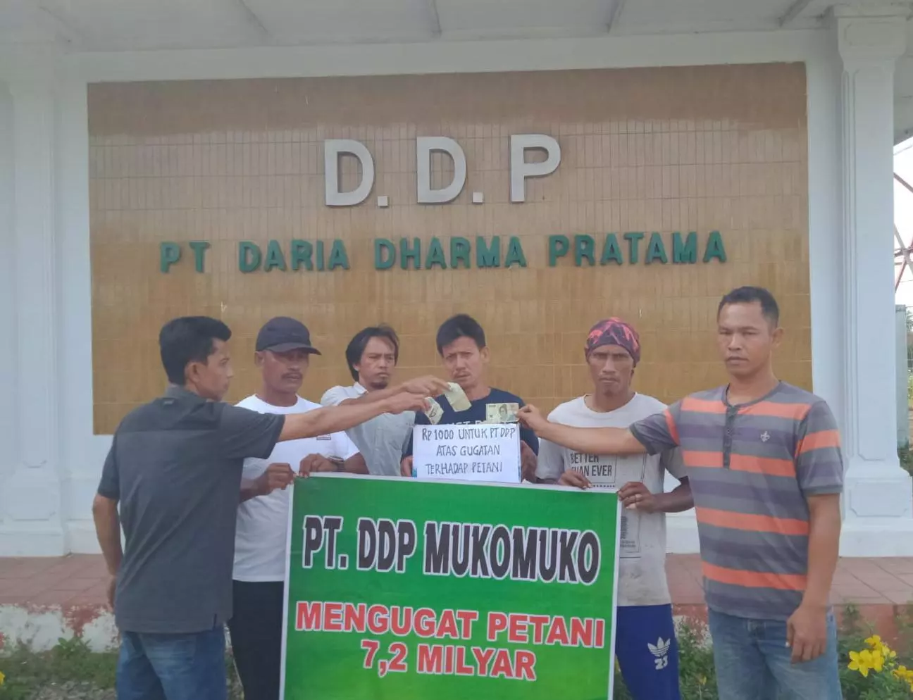 Digugat Rp 7,2 Miliar, Petani Mukomuko Galang Dana di Kantor PT DDP