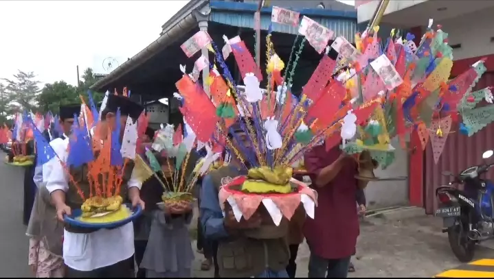 Peringati Maulid Nabi, Warga Bandar Raya Gelar Tradisi Arak-arakan Nasi Tumpeng