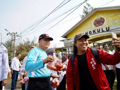 Keluarga Alumni Gadjah Mada Bengkulu Salurkan 3 Ton Tomat Gratis ke Warga