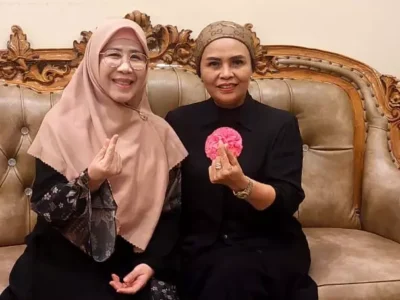 Eni Khairani (Kiri) bersama Meriani