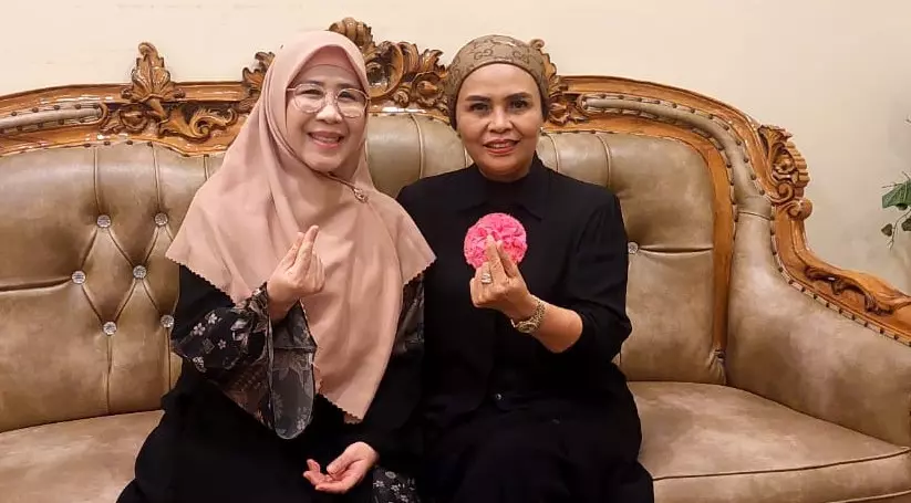 Eni Khairani (Kiri) bersama Meriani