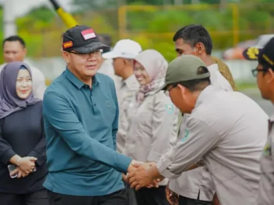 Gubernur Bengkulu, Rohidin Mersyah, dalam acara pembagian alat dan mesin pertanian (alsintan) yang digelar di Kabupaten Rejang Lebong dan Kepahiang pada Rabu (11/9).