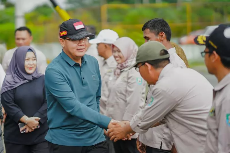 Gubernur Bengkulu, Rohidin Mersyah, dalam acara pembagian alat dan mesin pertanian (alsintan) yang digelar di Kabupaten Rejang Lebong dan Kepahiang pada Rabu (11/9).