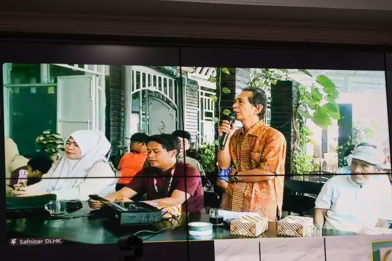 Gubernur Rohidin saat melakukan sosialisasi dan dialog dengan warga Kelurahan Lempuing, Kota Bengkulu, yang tinggal di sekitar TWA Rumah Makan Pring Gading melalui konferensi video di Command Center, Balai Raya Semarak, pada Kamis (12/9).