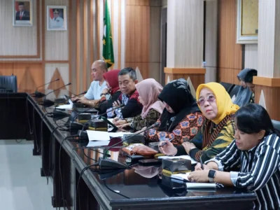 rapat persiapan via video conference bareng Kemenko PMK dari ruang Rafflesia, kantor Gubernur Bengkulu, Selasa (13/9/2024).