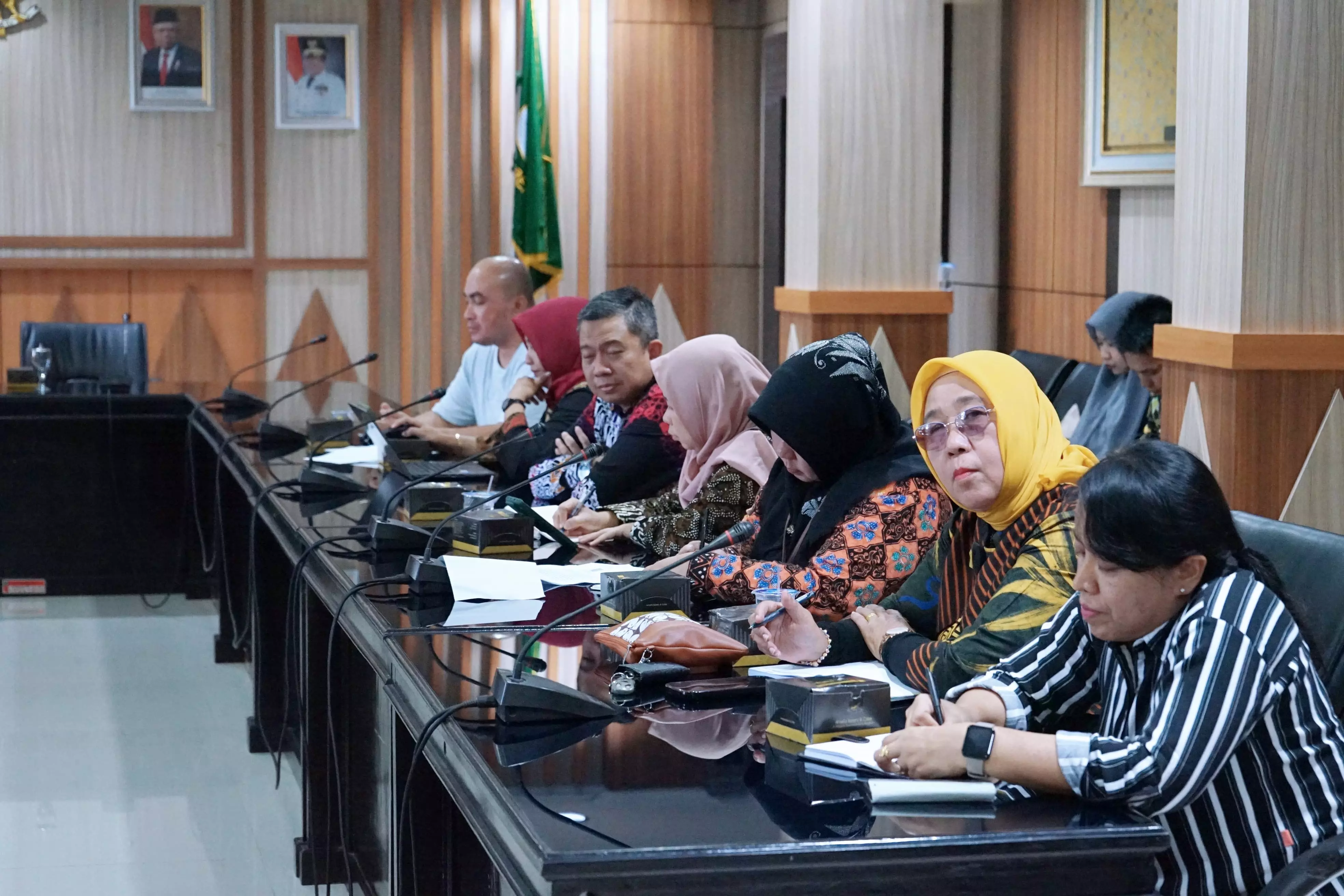 rapat persiapan via video conference bareng Kemenko PMK dari ruang Rafflesia, kantor Gubernur Bengkulu, Selasa (13/9/2024).