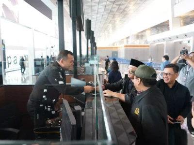 Dirjen Imigrasi Silmy Karim Turun Langsung Jadi Petugas Konter di Bandara Soekarno-Hatta