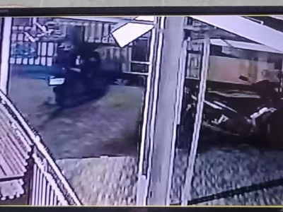 Ditinggal Sholat Subuh, Motor Baru Beli Raib Digondol Pencuri, Aksinya Terekam CCTV