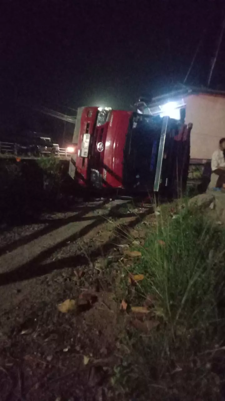 Mesin Tiba-tiba Mati, Truk Bermuatan Pasir Terperosok ke Halaman Rumah Warga