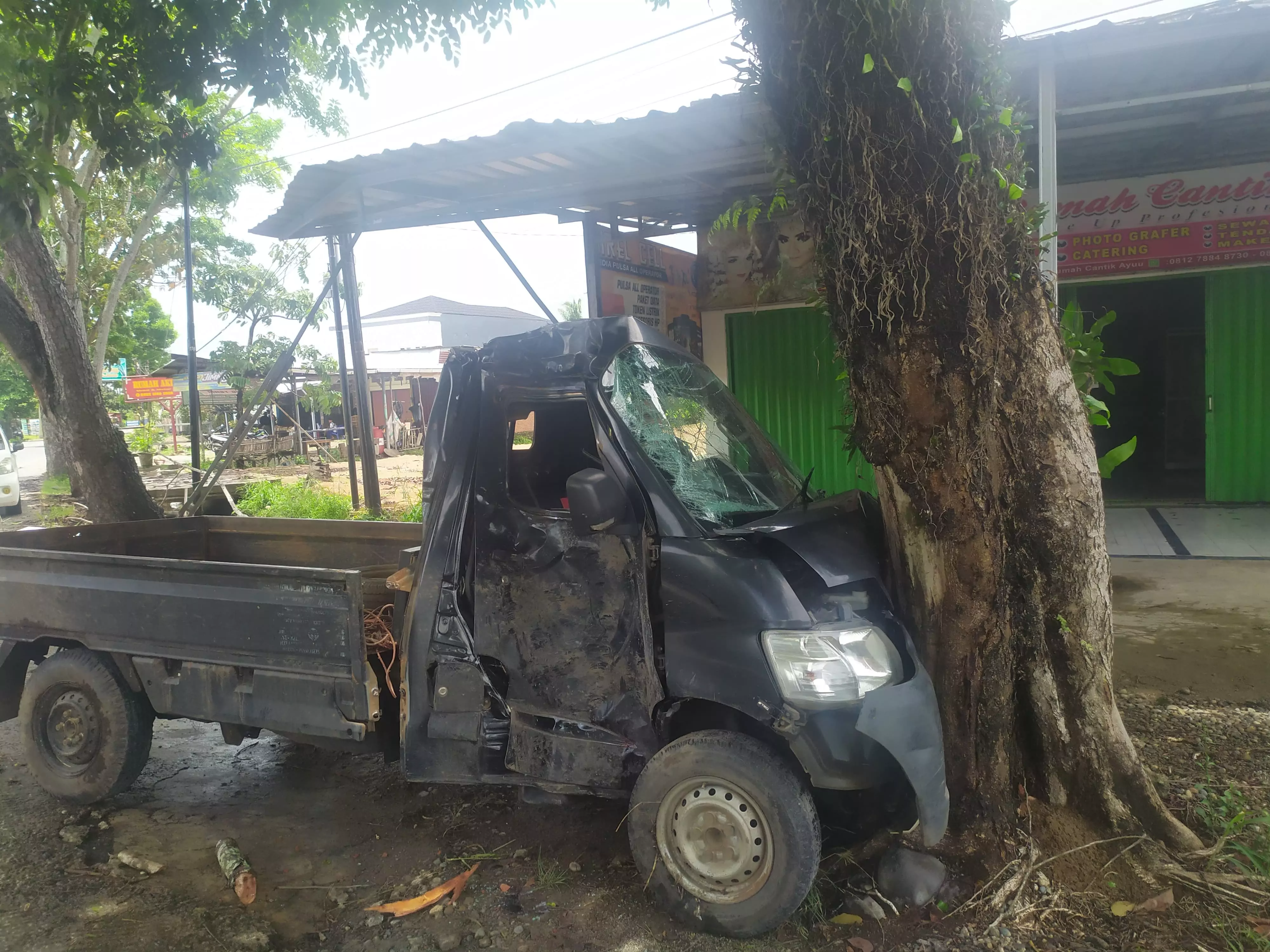 Hindari Pejalan Kaki, Mobil Pengangkut Batu Bata Rusak Parah Tabrak Pohon