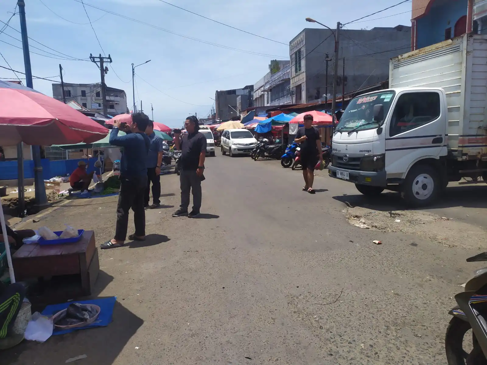 Terlibat Keributan dengan Pedagang, Juru Parkir di Pasar Panorama Ditusuk Hingga Bersimbah Darah