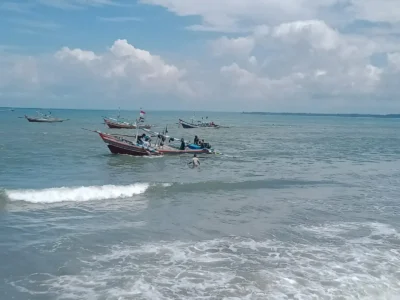 Sejumlah Kapal Nelayan di Pantai Malabero Rusak Dihantam Ombak