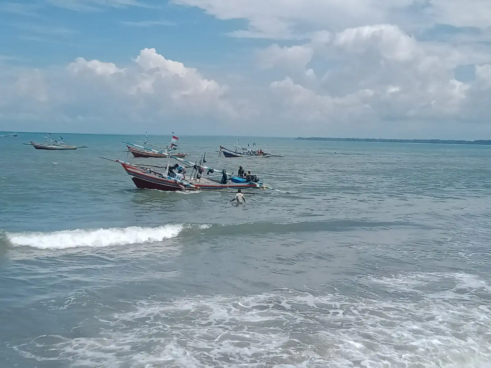 Sejumlah Kapal Nelayan di Pantai Malabero Rusak Dihantam Ombak