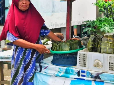 Ibu Gadis, Sosok Inspiratif yang Menjual Pendap dan Kue Bongkol untuk Lestarikan Kuliner Khas Bengkulu