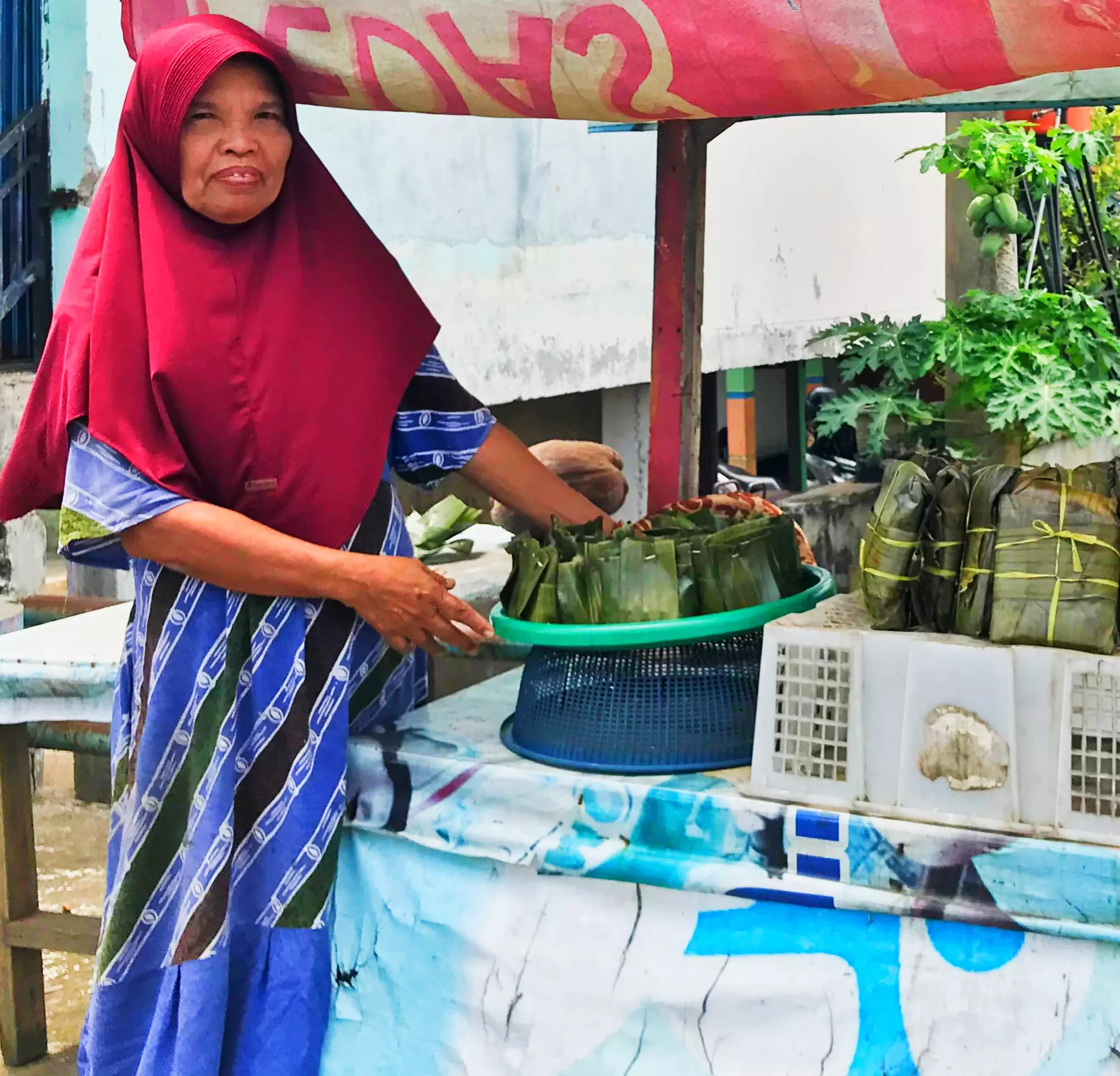 Ibu Gadis, Sosok Inspiratif yang Menjual Pendap dan Kue Bongkol untuk Lestarikan Kuliner Khas Bengkulu