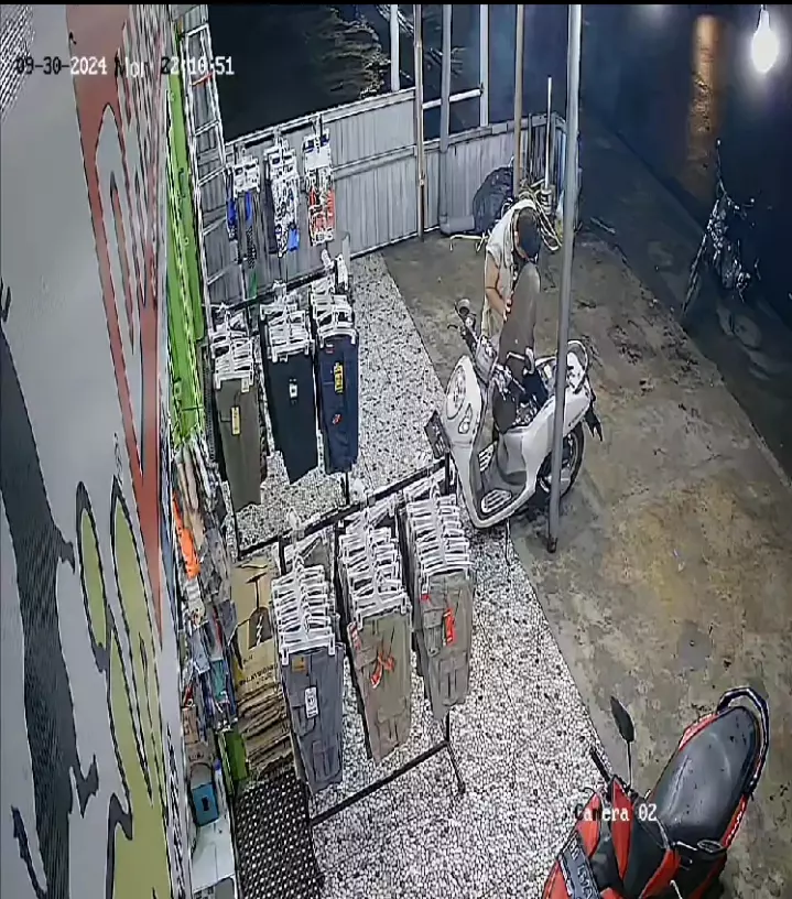 Aksi Pencurian Uang di Jok Motor Terekam CCTV