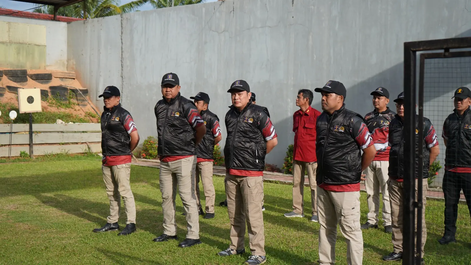 Kantor Imigrasi Kelas I TPI Bengkulu Ikuti Pelatihan Menembak Bersama TNI AL Bengkulu