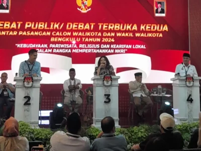 Lagi Debat, Calon Wakil Walikota Bengkulu Agi Nyanyi Lagu Dewa 19