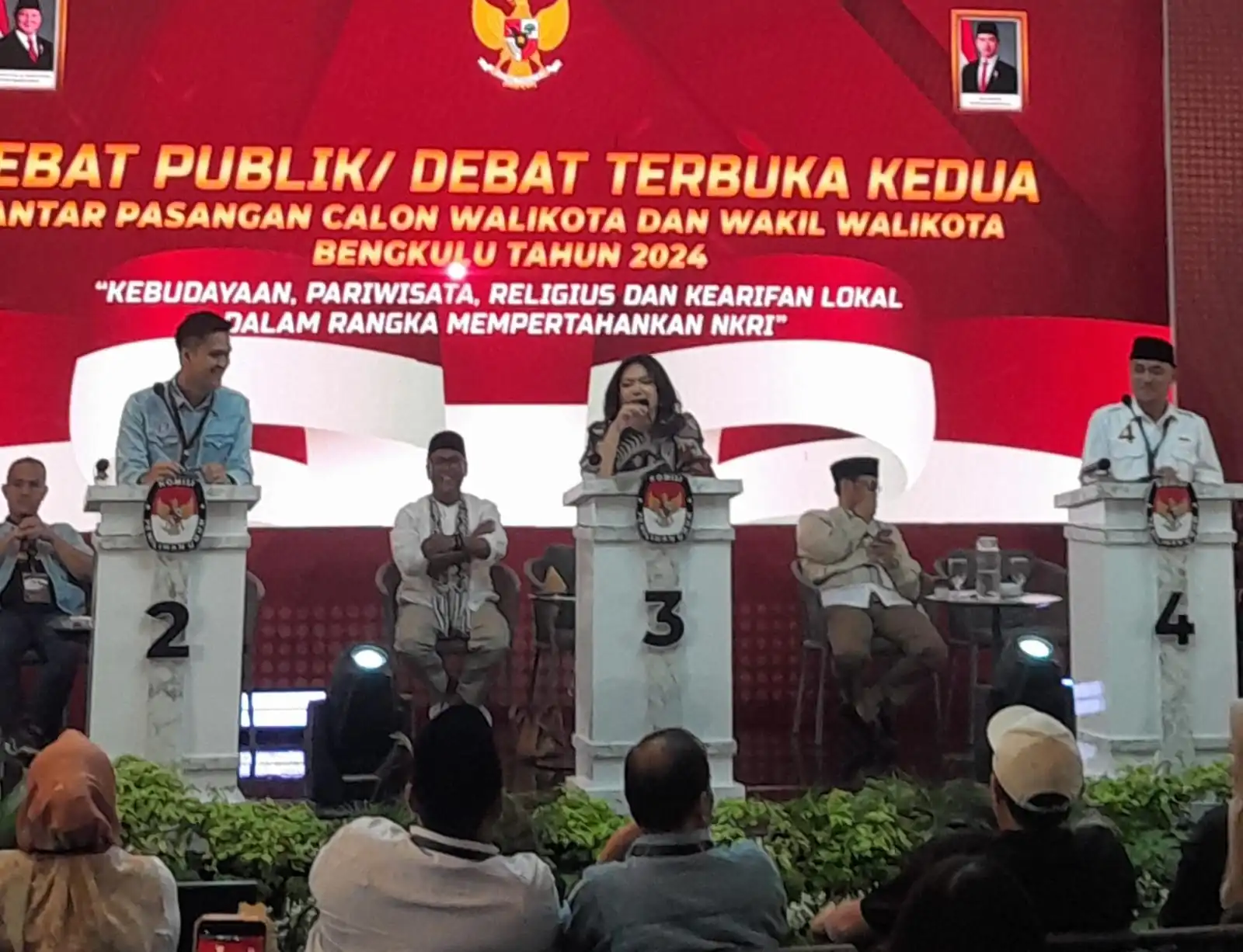 Lagi Debat, Calon Wakil Walikota Bengkulu Agi Nyanyi Lagu Dewa 19