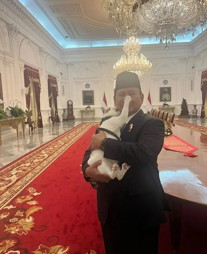 Presiden Upload Foto Digigit Bobby, Banjir Komentar Lucu