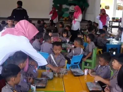 Dukung Program Prabowo-Gibran, Polres Bengkulu Utara Bagikan Makanan Bergizi Gratis untuk Anak Sekolah