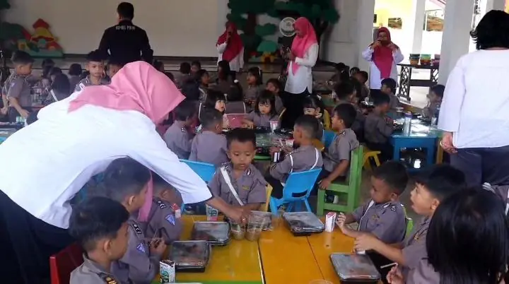 Dukung Program Prabowo-Gibran, Polres Bengkulu Utara Bagikan Makanan Bergizi Gratis untuk Anak Sekolah